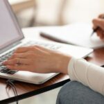 パソコンで作業をする女性