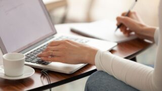 パソコンで作業をする女性