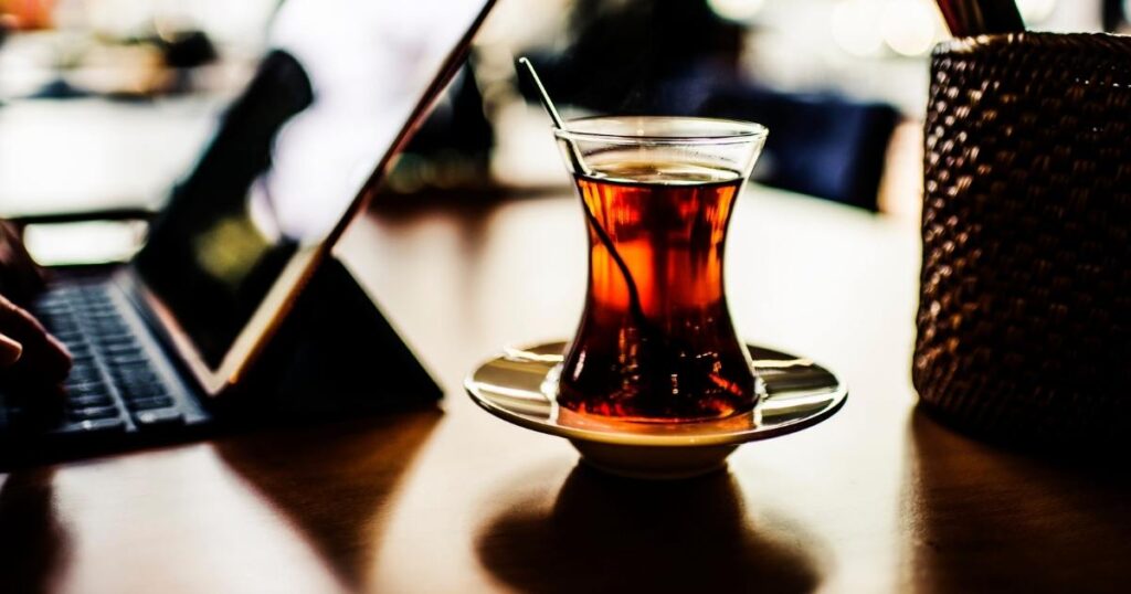 デスクの上のコーヒー