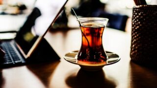 デスクの上のコーヒー