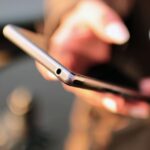 カフェでスマホを操作