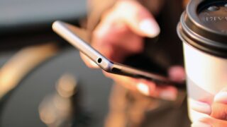 カフェでスマホを操作