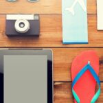 テーブルの上のタブレット、カメラ、サンダル