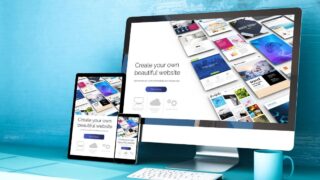 青い壁の前にあるパソコン、タブレット、スマートフォン