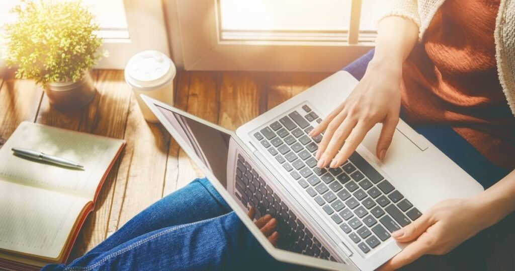 パソコンで作業を行う女性