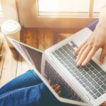 パソコンで作業を行う女性