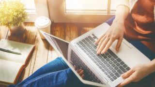 パソコンで作業を行う女性