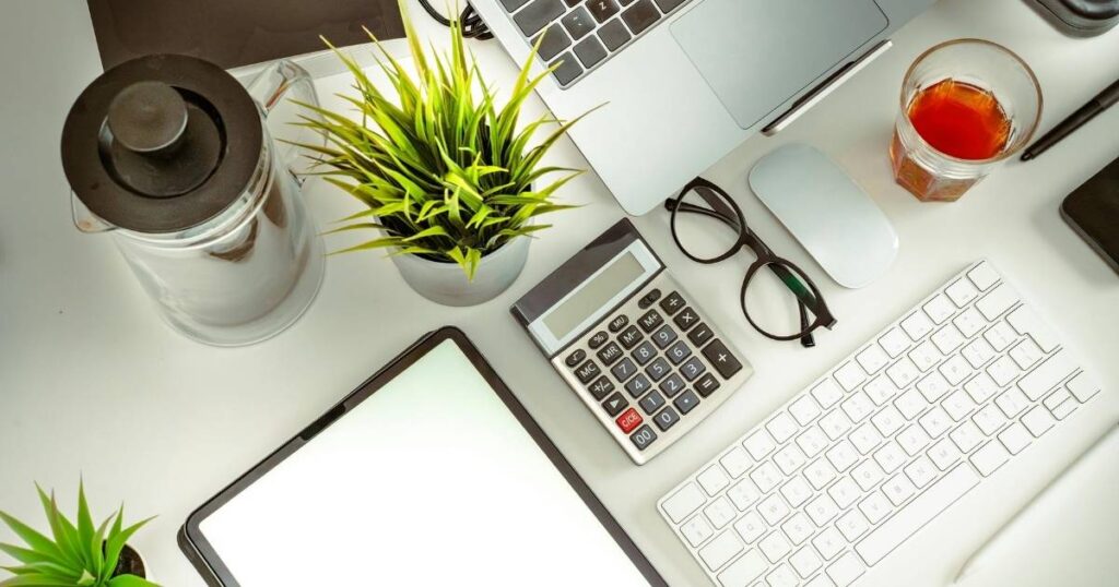 机の上の計算機やパソコンのキーボード