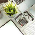 机の上の計算機やパソコンのキーボード