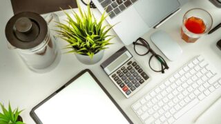 机の上の計算機やパソコンのキーボード