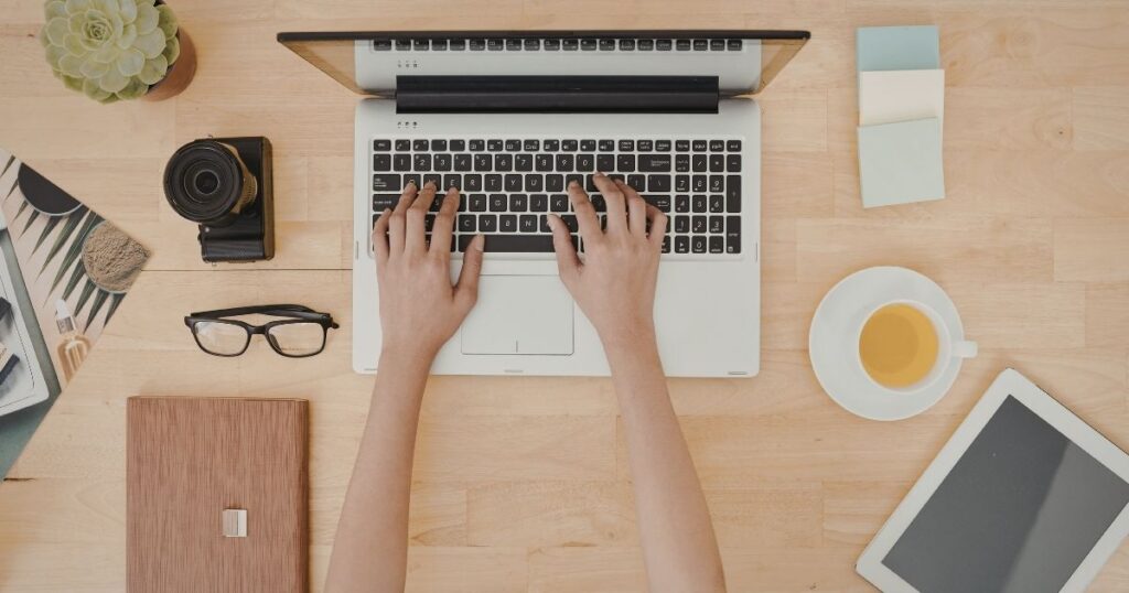 デスクの上でパソコンの作業を行う女性