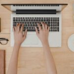 デスクの上でパソコンの作業を行う女性