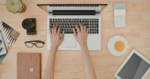 デスクの上でパソコンの作業を行う女性