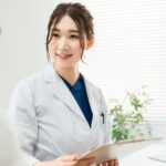 美容クリックでカウンセリングする女性