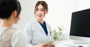 美容クリックでカウンセリングする女性