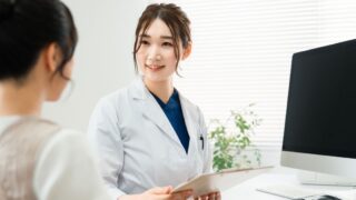 美容クリックでカウンセリングする女性