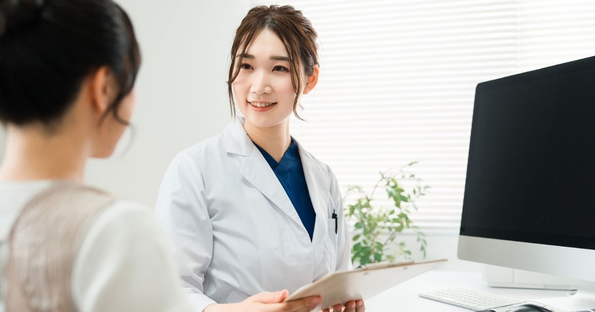 美容クリックでカウンセリングする女性