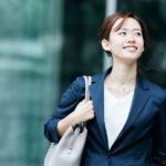 出勤する女性