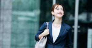 出勤する女性