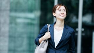 出勤する女性